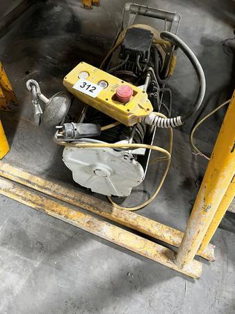 Baustellen Bockaufzug mit Winde ca.250kg /230V Baustellen Bockaufzug mit Winde ca.250kg /230V