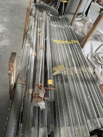 1 Palette Innenputz-Kantenschutzwinkel Profil 1007/ 25 Pak- Bestand an Innenputzleisten 1 Palette Innenputz-Kantenschutzwinkel Profil 1007/ 25 Pak- Bestand an Innenputzleisten