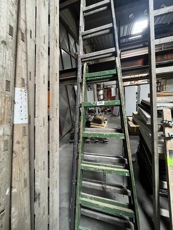 2 Stück Holzstehleitern 6/10 stufig 2 Stück Holzstehleitern 6/10 stufig