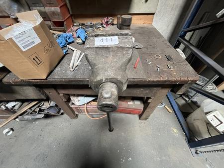 Werkbank mit Schraubstock ca. 210/100 cm ( Verladung mit Stapler ) Werkbank mit Schraubstock ca. 210/100 cm ( Verladung mit Stapler )