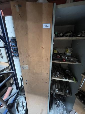 Werkzeugschrank bestückt mit Handwerkzeugen Werkzeugschrank bestückt mit Handwerkzeugen
