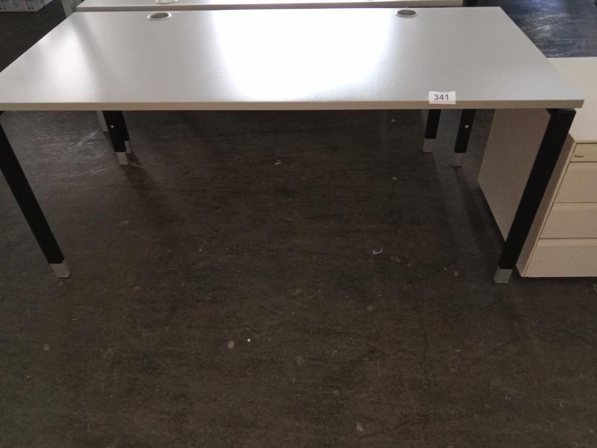 Hali Schreibtisch, Platte hellgrau, Gestell schwarz, ca. 170x80cm, höhenverstellbar?d=2025-09-02 13:06:58