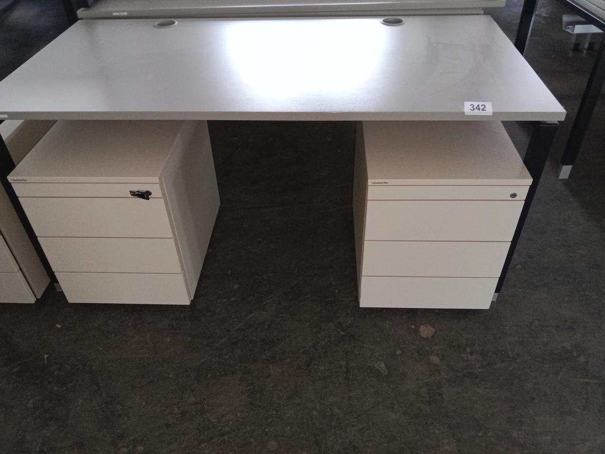Hali Schreibtisch, Platte hellgrau, Gestell schwarz, ca. 170x80cm, höhenverstellbar?d=2025-09-02 14:41:24