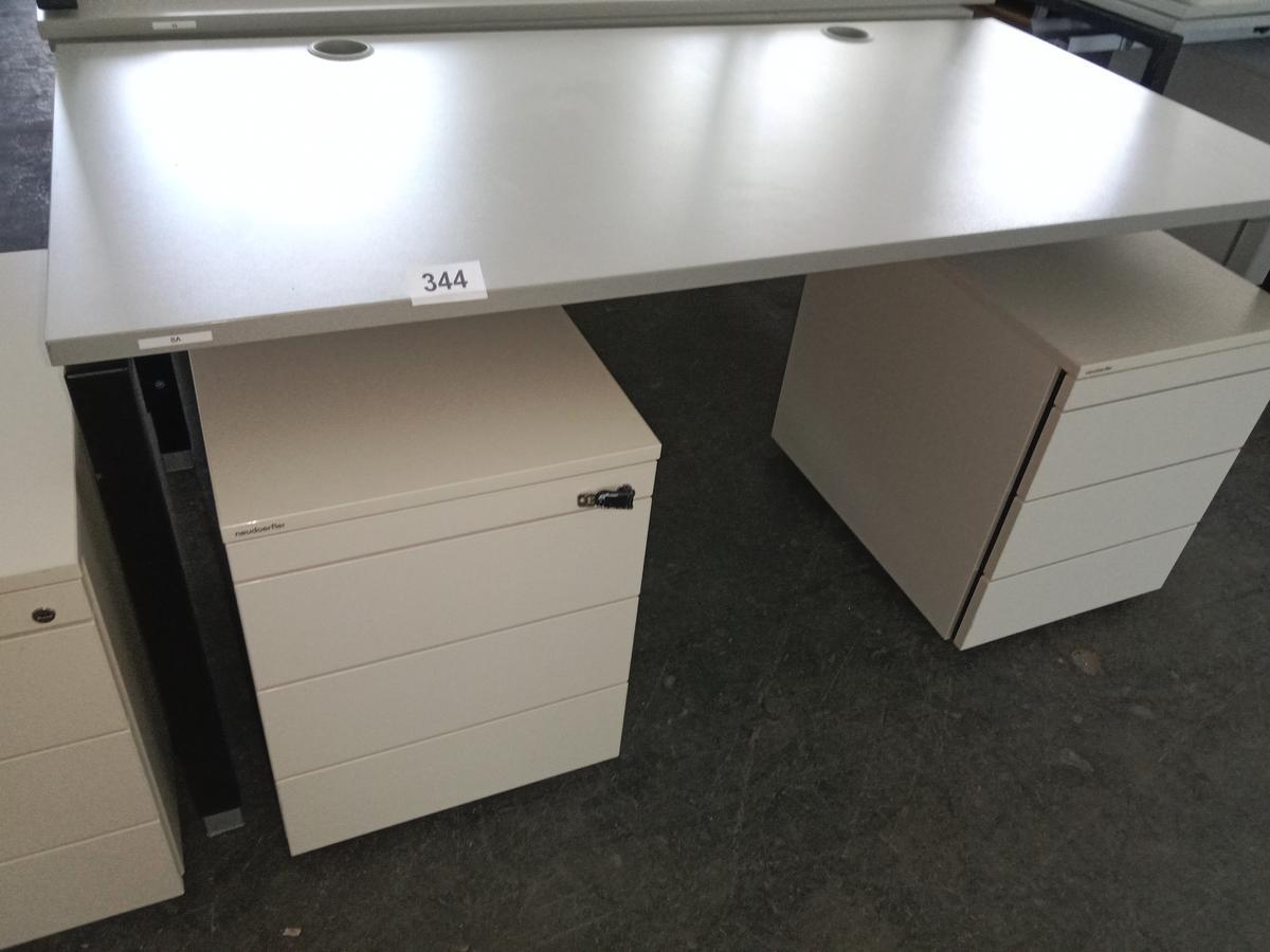Hali Schreibtisch, Platte hellgrau, Gestell schwarz, ca. 170x80cm, höhenverstellbar?d=2025-09-02 14:41:14