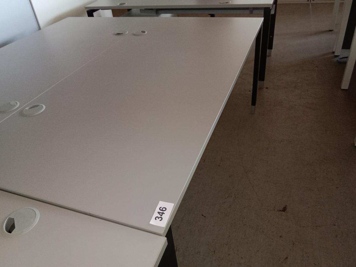 Hali Schreibtisch, Platte hellgrau, Gestell schwarz, ca. 170x80cm, höhenverstellbar?d=2025-09-02 14:41:21