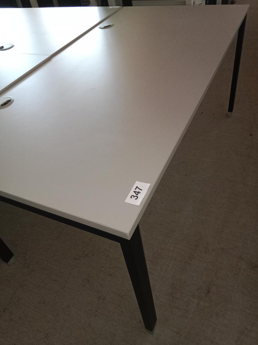 Hali Schreibtisch, Platte hellgrau, Gestell schwarz, ca. 170x80cm, höhenverstellbar?d=2025-09-02 13:06:03