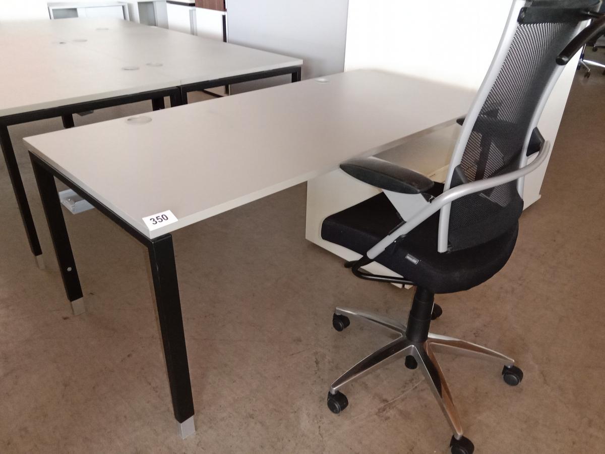 Hali Schreibtisch, Platte hellgrau, Gestell schwarz, ca. 170x80cm, höhenverstellbar?d=2025-09-02 14:41:36