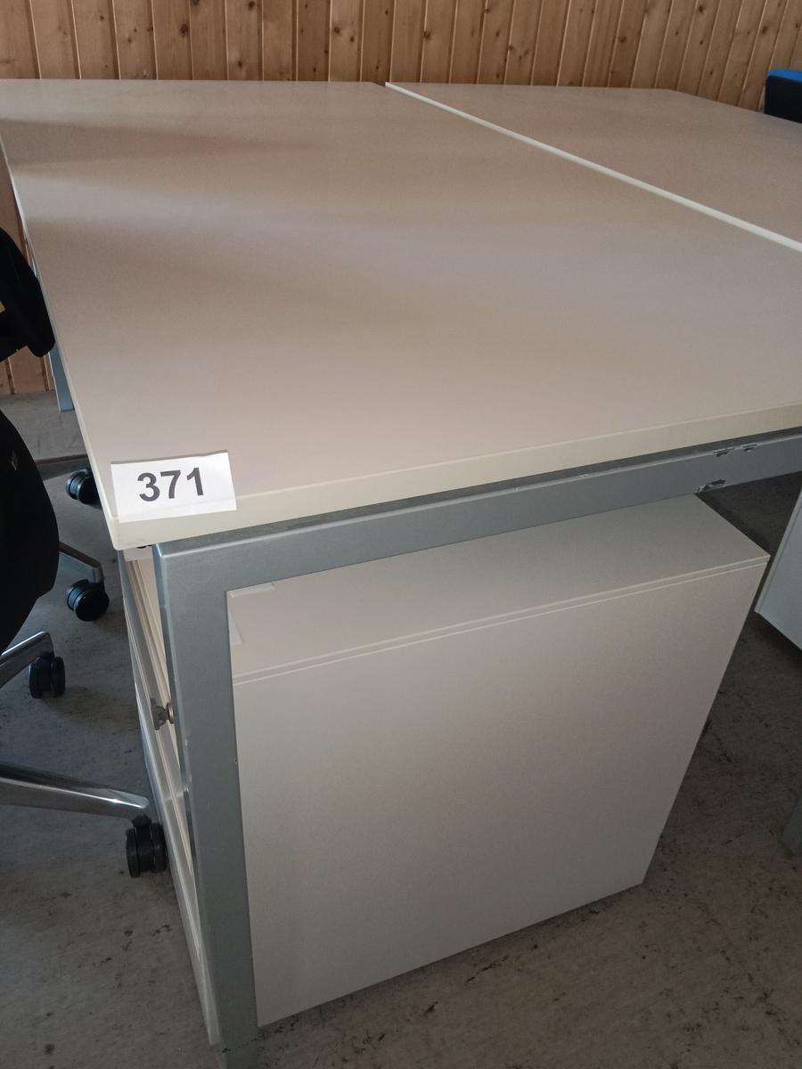 Neudörfler Schreibtisch, ca. 180x90cm, Gestell grau, Platte creme?d=2025-09-02 14:41:44