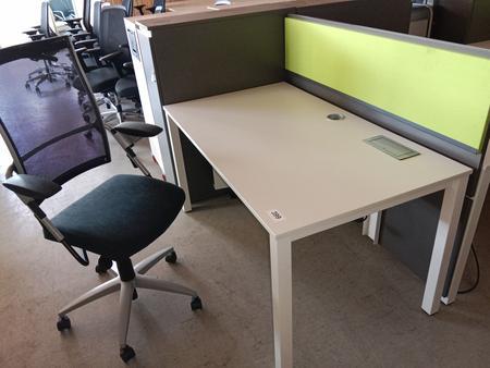 Blaha Arbeitsplatz bestehend aus Schreibtisch ca. 140x80cm mit Trennwand und Aktenschrank ca. 35x90x115cm in grau Blaha Arbeitsplatz bestehend aus Schreibtisch ca. 140x80cm mit Trennwand und Aktenschrank ca. 35x90x115cm in grau