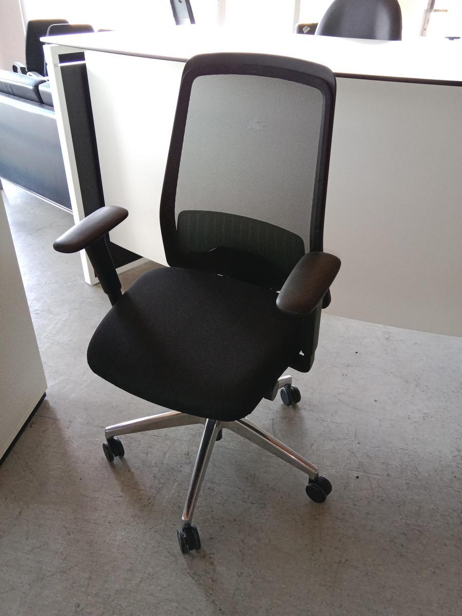 Interstuhl Bürodrehstuhl mit Polsterbezug und Netzrückenteil?d=2025-09-02 13:07:58