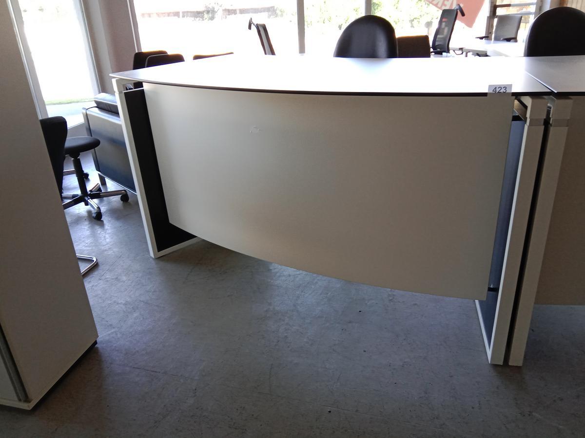Annahmepult, geschwungen, inkl. Drehhocker, ca. 200x80x110cm?d=2025-09-02 14:41:39