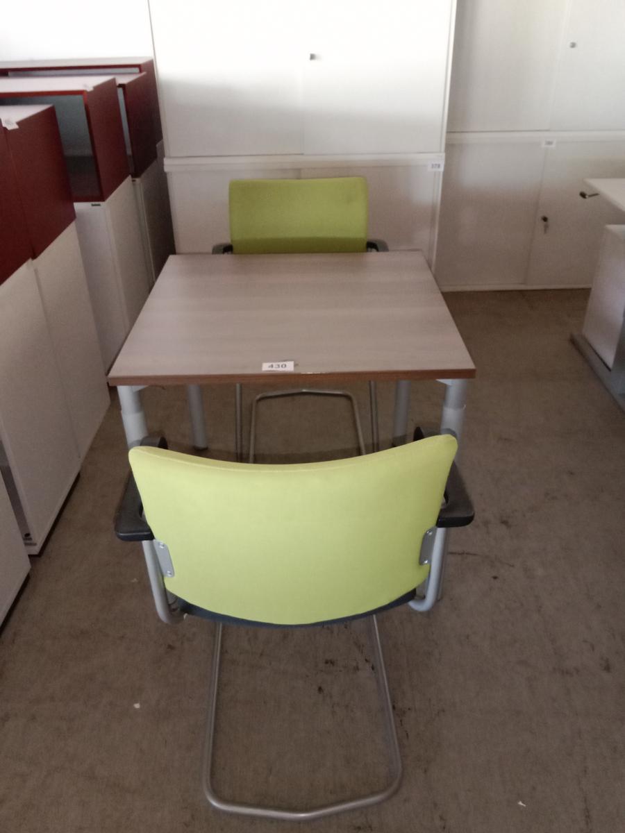 Besucher-Set bestehend aus Tisch ca. 80x80cm in Nussfarbe und 2 Stk. Freischwinger?d=2025-09-02 13:07:06