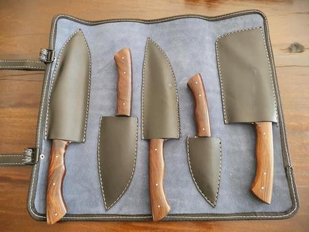 Kochset mit 5 Damast-Messer und brauner Lederrolle, Klinge Damaszener Stahl, rund 150 Lagen, charakteristische, rustikale Schmiedeoberfläche, Griff Holz braun, Gesamtlängen 330 | 300 | 290 | 250 | 190 mm, Klingenlängen 200 | 180 | 160 | 130 | 90 mm, Kling Kochset mit 5 Damast-Messer und brauner Lederrolle, Klinge Damaszener Stahl, rund 150 Lagen, charakteristische, rustikale Schmiedeoberfläche, Griff Holz braun, Gesamtlängen 330 | 300 | 290 | 250 | 190 mm, Klingenlängen 200 | 180 | 160 | 130 | 90 mm, Kling