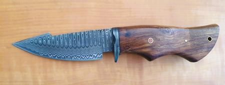 Damast Jagdmesser, Karbonstahl, rund 150 Lagen, charakteristische, rustikale Schmiedeoberfläche, Griff aus Holz, Gesamtlänge 260 mm, Klingenlänge 120 mm, Klingenstärke 4mm, Leder Messerscheide 165 mm Länge Damast Jagdmesser, Karbonstahl, rund 150 Lagen, charakteristische, rustikale Schmiedeoberfläche, Griff aus Holz, Gesamtlänge 260 mm, Klingenlänge 120 mm, Klingenstärke 4mm, Leder Messerscheide 165 mm Länge
