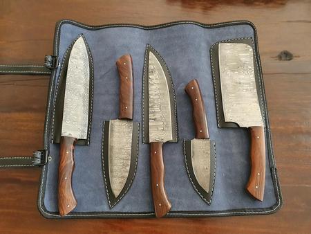 Kochset mit 5 Damast-Messer und schwarzer Lederrolle, Klinge Damaszener Stahl, rund 150 Lagen, charakteristische, rustikale Schmiedeoberfläche, Griff Holz braun, Gesamtlängen 330 | 300 | 290 | 250 | 190 mm, Klingenlängen 200 | 180 | 160 | 130 | 90 mm, Kli Kochset mit 5 Damast-Messer und schwarzer Lederrolle, Klinge Damaszener Stahl, rund 150 Lagen, charakteristische, rustikale Schmiedeoberfläche, Griff Holz braun, Gesamtlängen 330 | 300 | 290 | 250 | 190 mm, Klingenlängen 200 | 180 | 160 | 130 | 90 mm, Kli