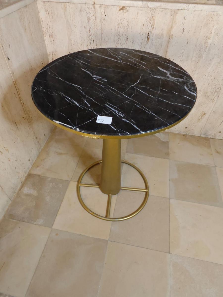 Runder Tisch mit schwarzer Steinplatte?d=2025-09-14 08:01:17
