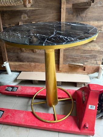 Tisch mit schwarzer Steinplatte Tisch mit schwarzer Steinplatte