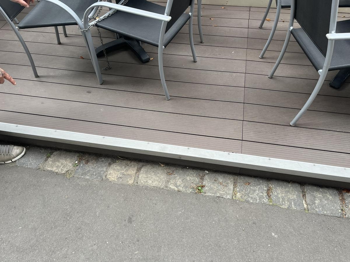 kpl. Gastgarten - Bodensysteme schraubbar - Legobauweise mit Geländer ca. 8.66 x 1.8 x 1.8 m?d=2025-09-14 11:41:48