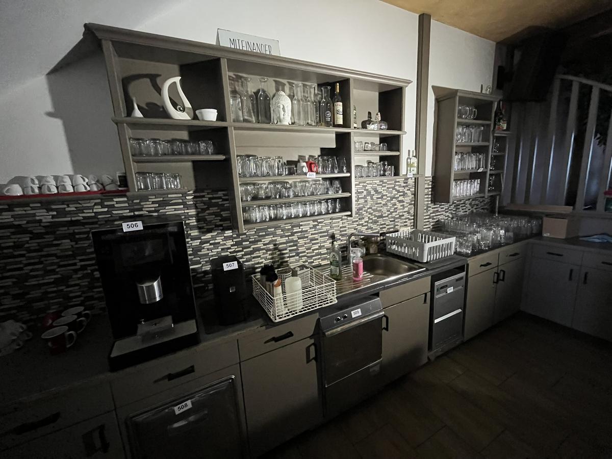 Barverbau - Wandregal ca. 6 Laufmeter?d=2025-09-14 13:26:25