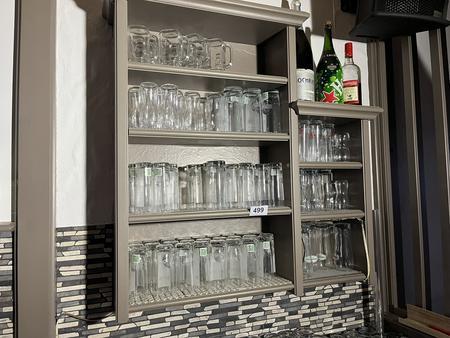 komplette Gläserbestand im Regal komplette Gläserbestand im Regal