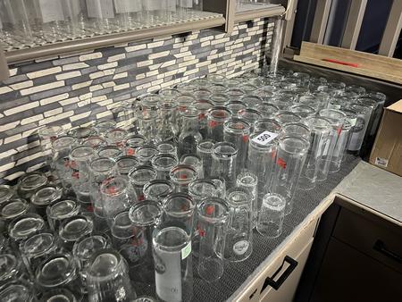komplette Gläserbestand im Regal komplette Gläserbestand im Regal
