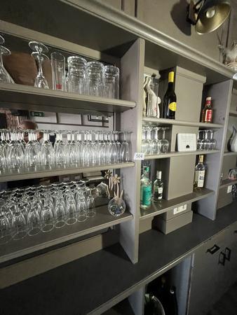 komplette Gläserbestand im Regal komplette Gläserbestand im Regal