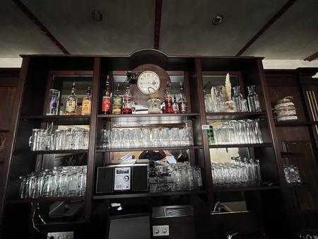 komplette Gläserbestand im Regal komplette Gläserbestand im Regal