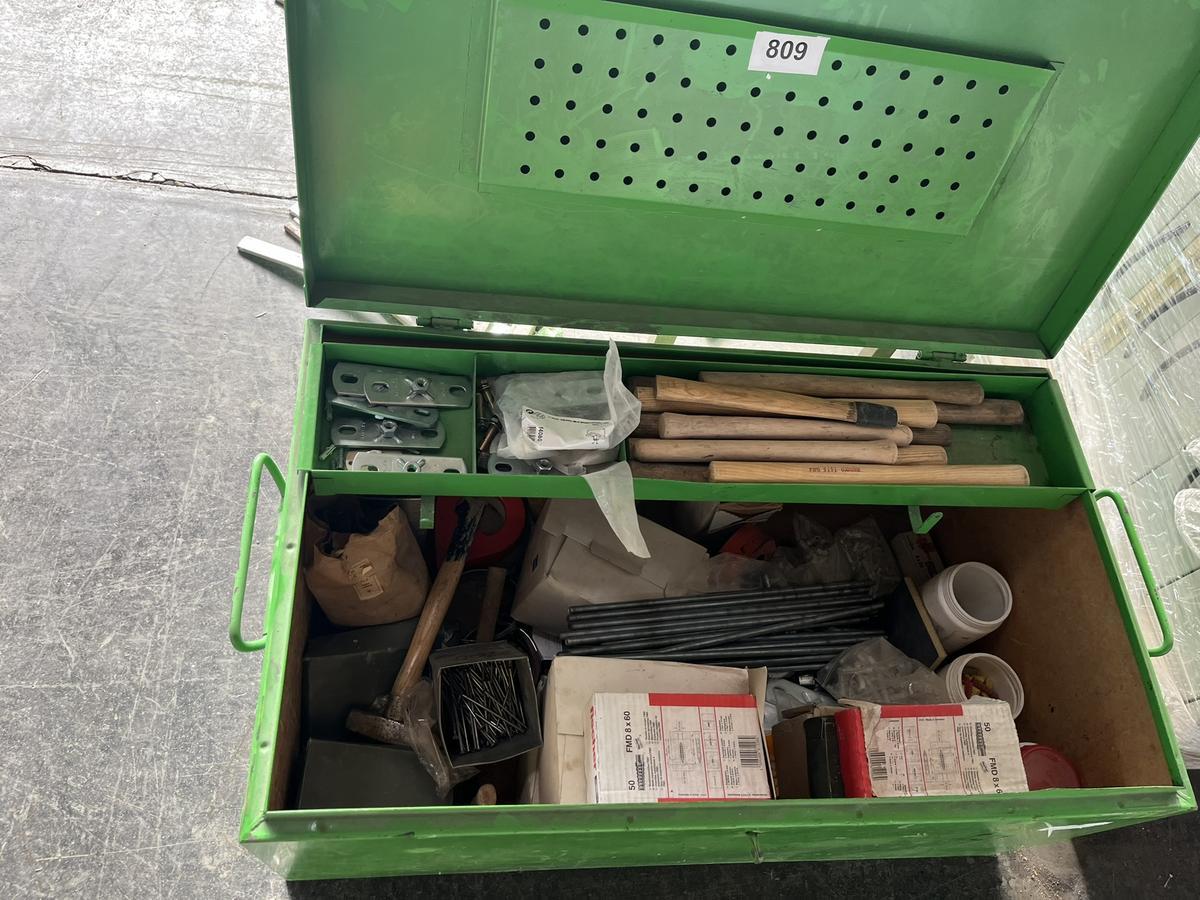 Werkzeugkiste befüllt mit Montagematerial,Hammerstielen usw.?d=2025-09-14 08:24:32