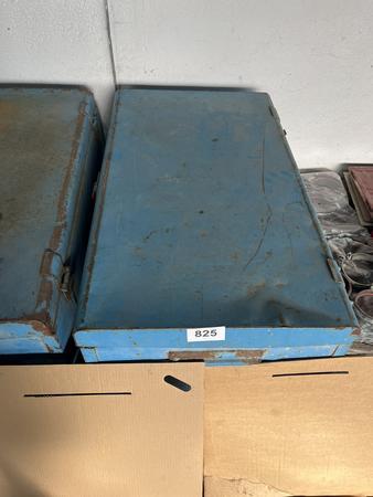 Werkzeugkiste befülllt mit Handwerkzeugen Werkzeugkiste befülllt mit Handwerkzeugen