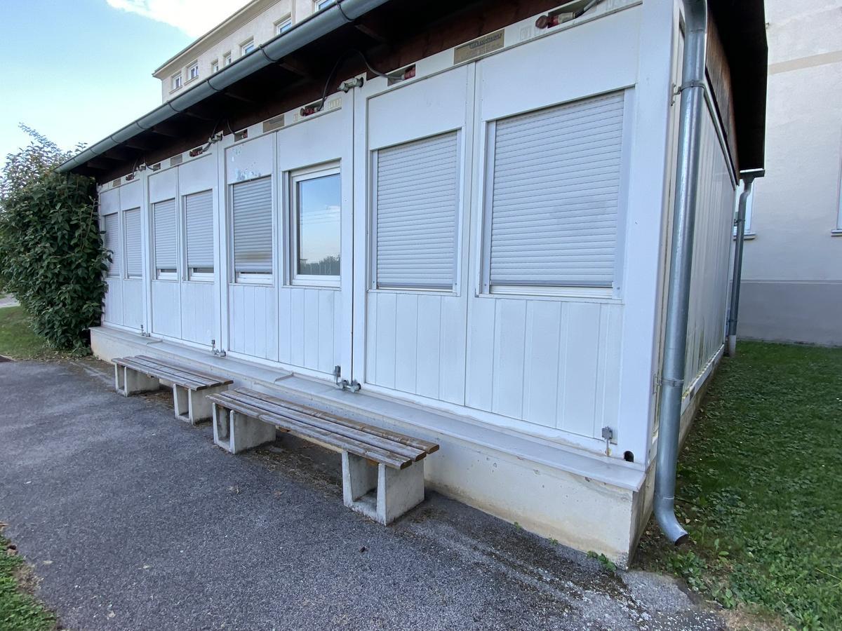 Containex 4-fach Containeranlage ohne Mittelwände, stirnseitig Fenster, isoliert, PVC Boden, Elektroheizung, 1 Außentüre, Baujahr 2000