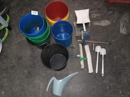 Posten Mlleimer, Schaufeln, Abzieher, usw.