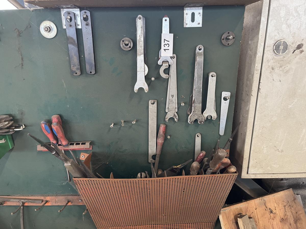 Wandrega mit diversen Handwerkzeugen bestückt
