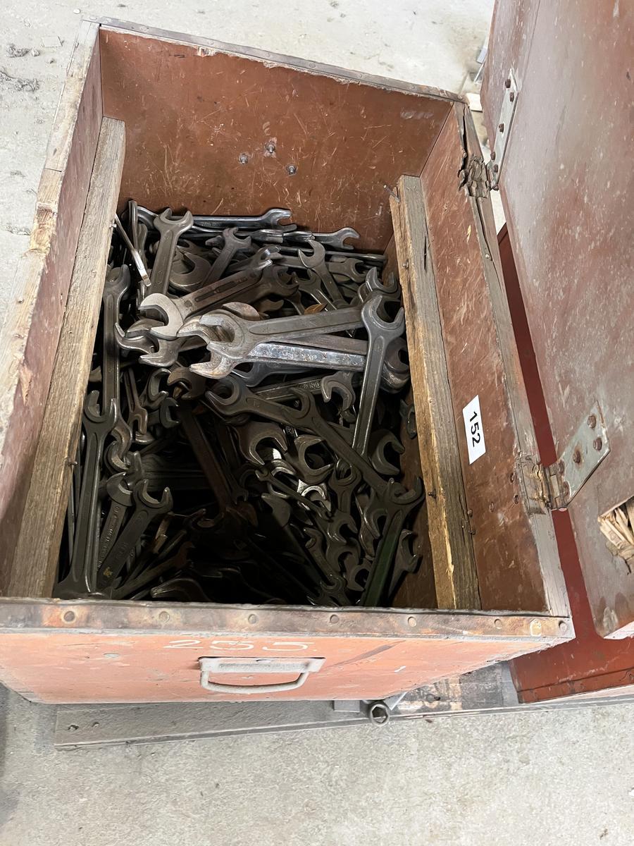 Kiste mit ca. 300 Stück Gabel/Ringschlüssel befüllt