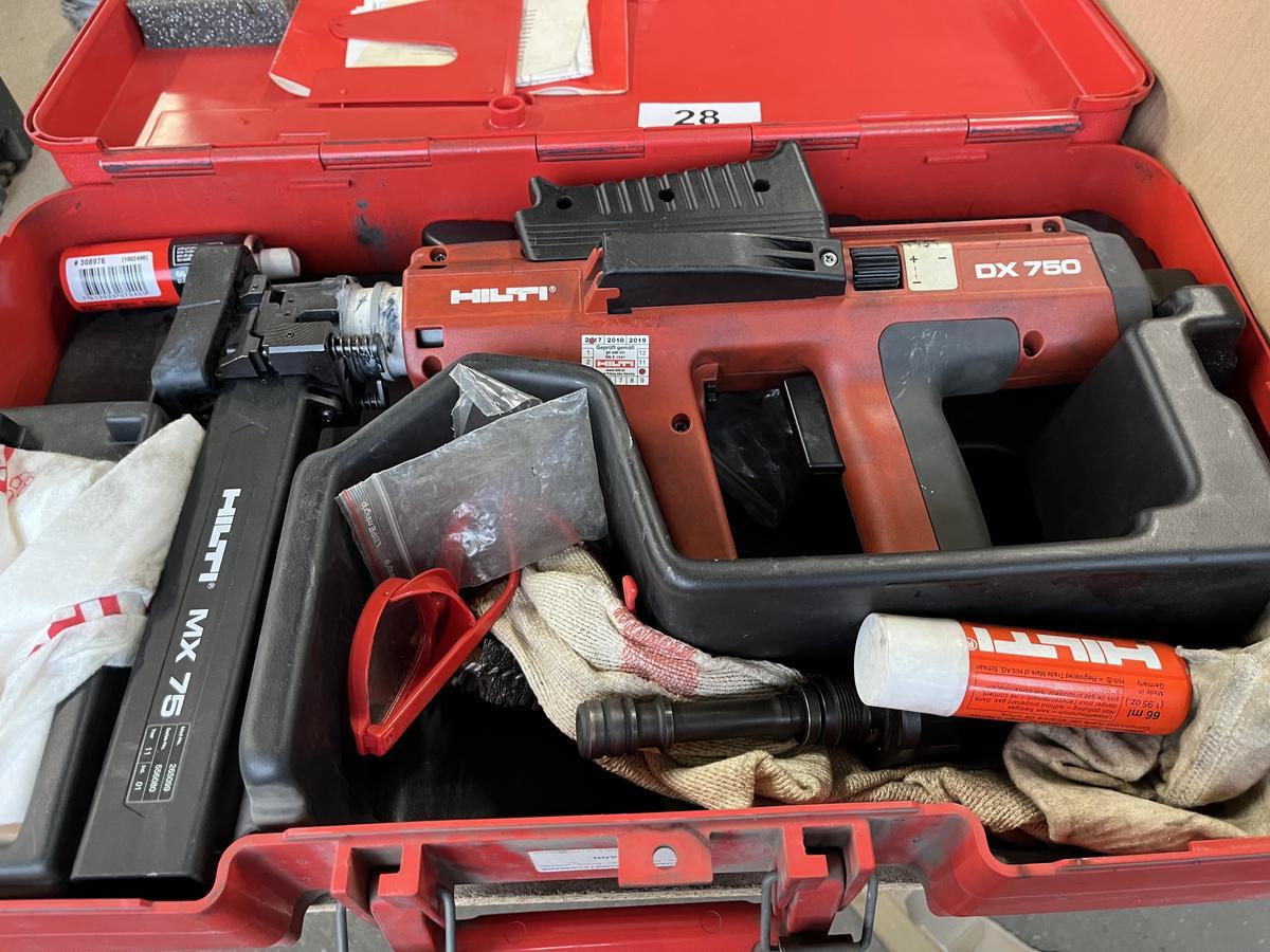HILTI Bolzensetzgerät DX 750 im Koffer