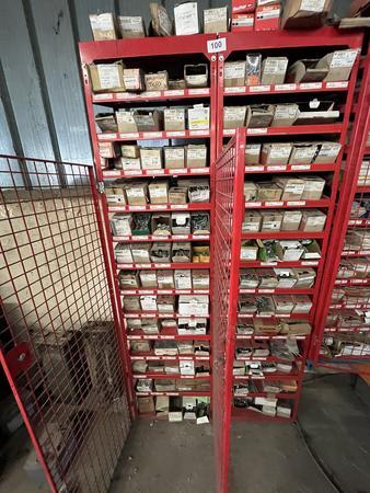 Inhalt der Regalanlage: Schrauben,Befestigungsmaterial