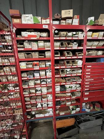 Inhalt der Regalanlage: Schrauben,Befestigungsmaterial