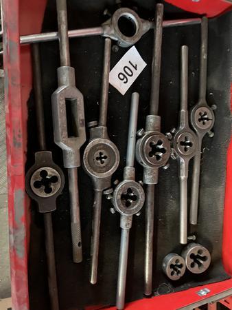 Ladeninhalt: Schneideisen usw.
