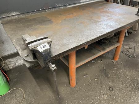 Werktisch mit ca.80 mm Arbeitsplatte 2 Schraubstcken 215/118 cm ca. 2 to