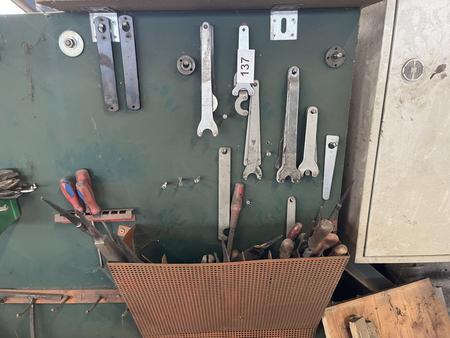 Wandrega mit diversen Handwerkzeugen bestckt