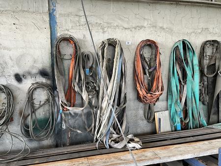 komplette Bestand an Hebeschlaufen/Gurten usw. Wandregal