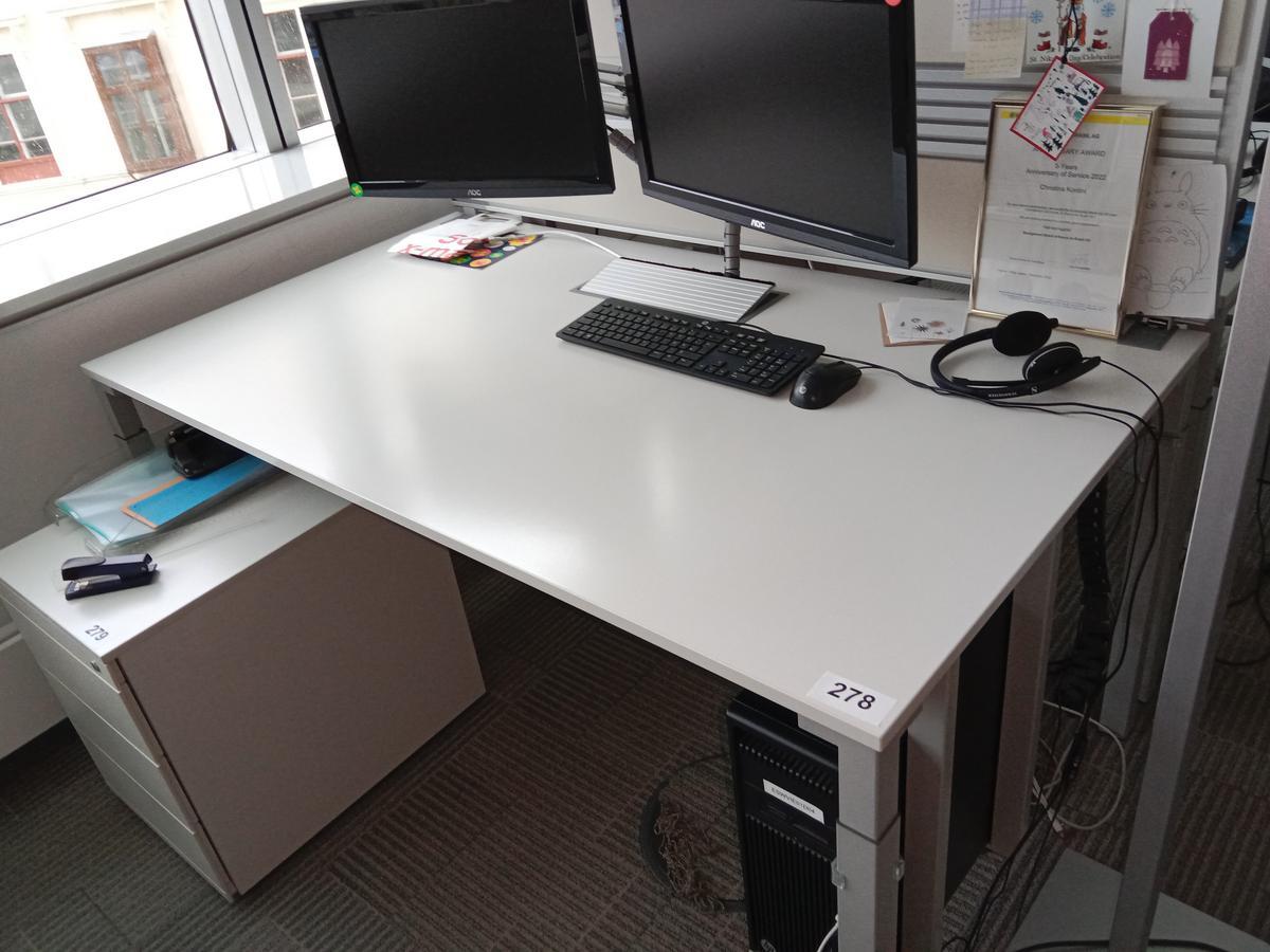 Steelcase Schreibtisch, ca. 160x90cm, weiß, mit Rückwand, mit EDV Klappe