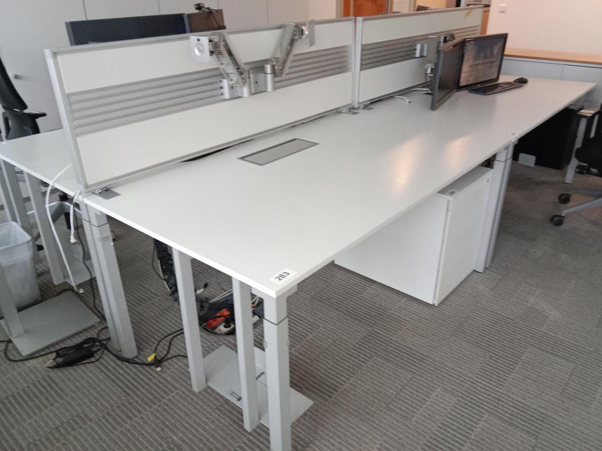 Steelcase Schreibtisch, ca. 160x90cm, weiß, mit Rückwand, mit EDV Klappe