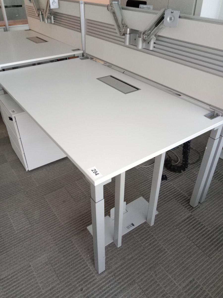 Steelcase Schreibtisch, ca. 160x90cm, weiß, ohne Rückwand, mit EDV Klappe