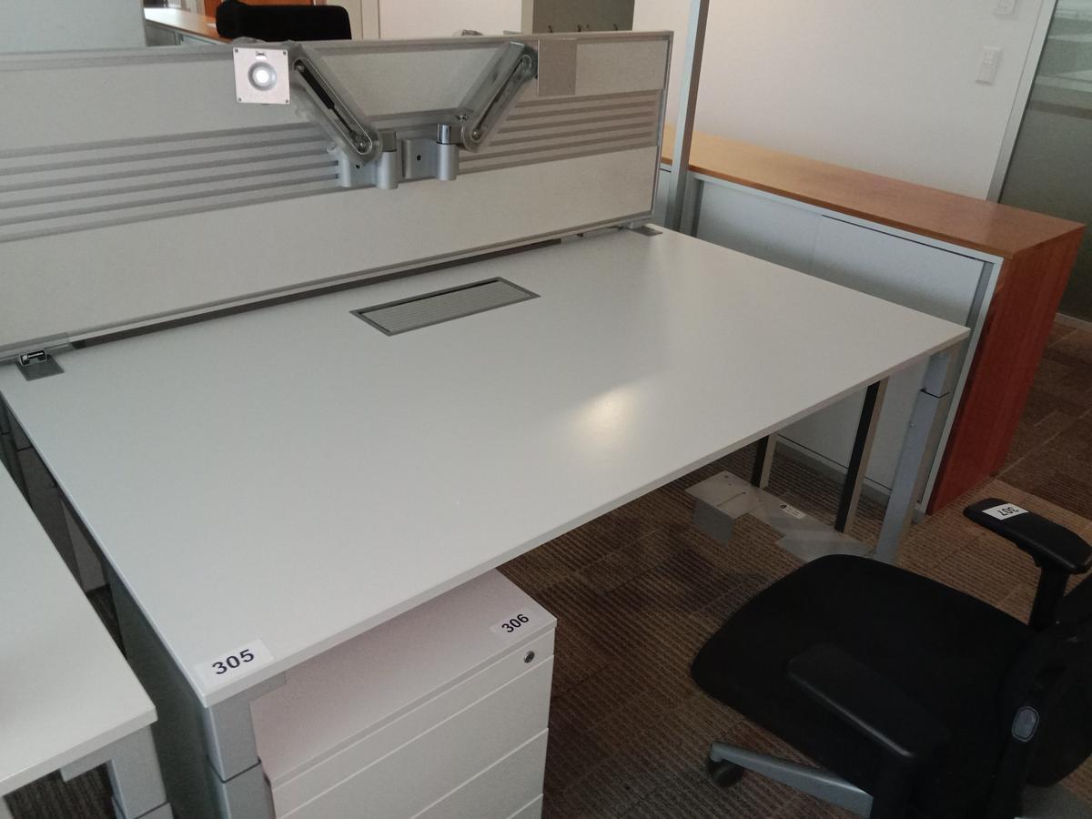 Steelcase Schreibtisch, ca. 160x90cm, weiß, mit Rückwand, mit EDV Klappe