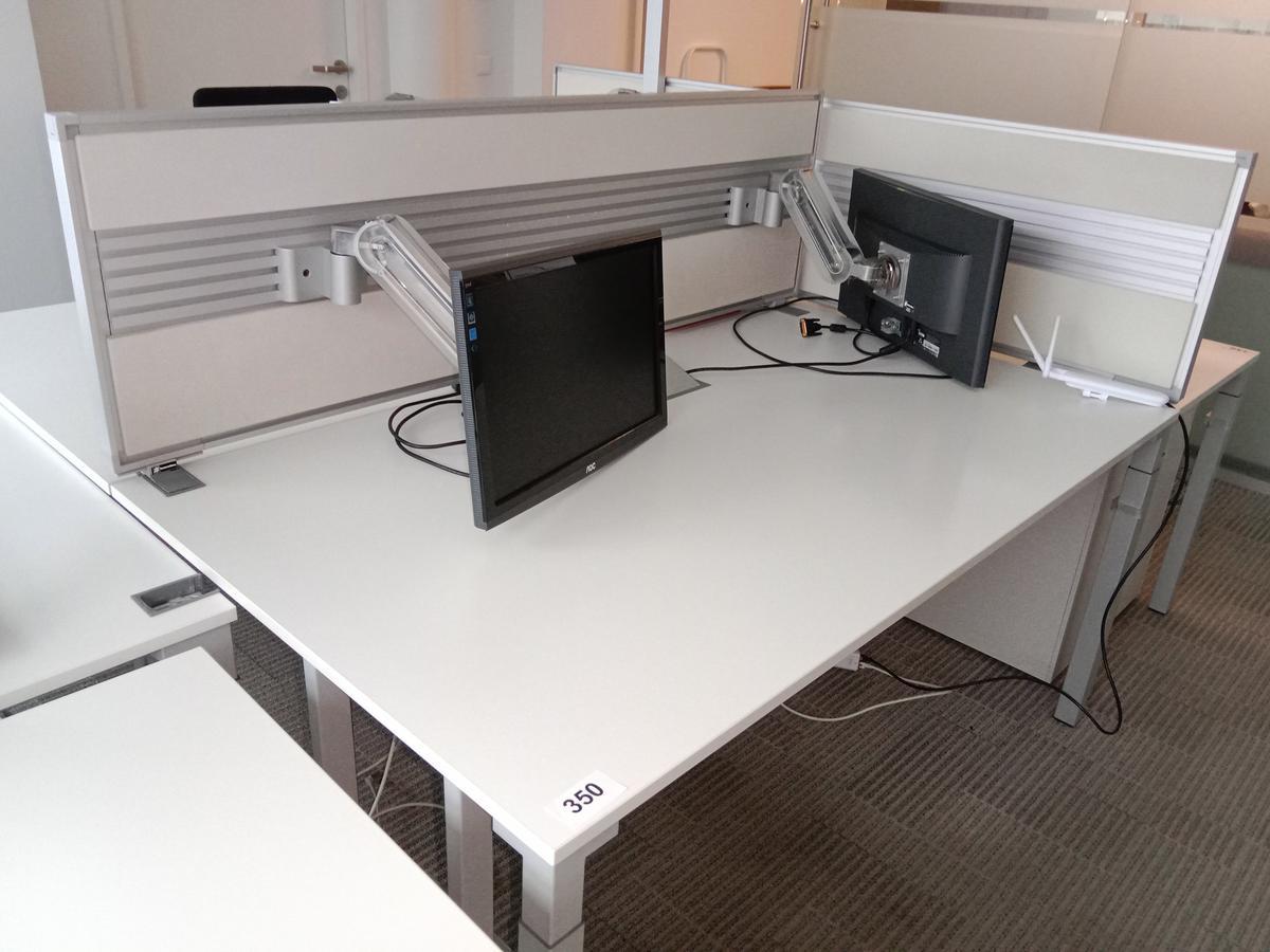 Doppelarbeitsplatz von Steelcase bestehend aus 2 Schreibtischen mit je 160x90cm, inkl. Trennwand