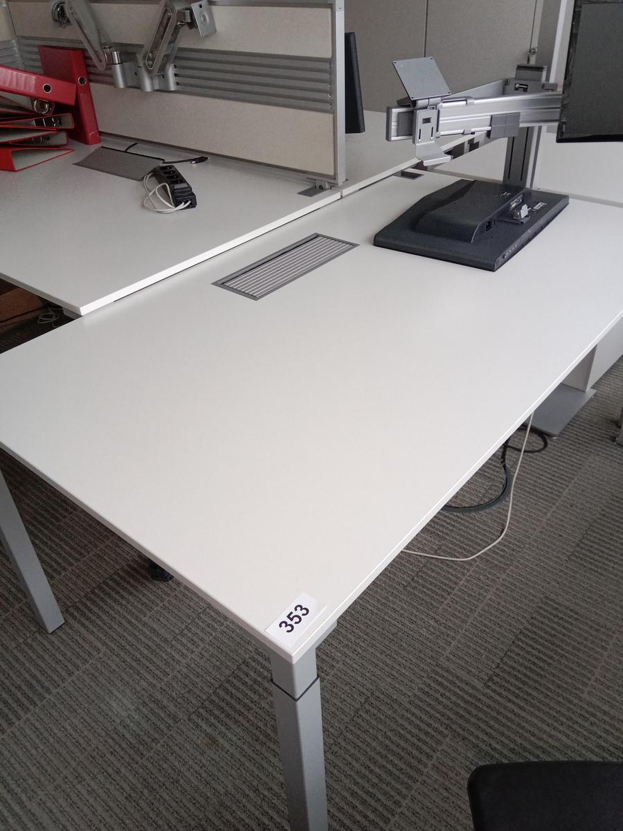 Steelcase Schreibtisch, ca. 160x90cm, weiß, ohne Rückwand, mit EDV Klappe