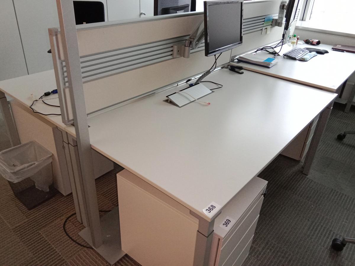 Doppelarbeitsplatz von Steelcase bestehend aus 2 Schreibtischen mit je 160x90cm, inkl. Trennwand