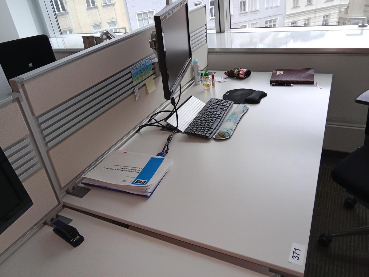 Doppelarbeitsplatz von Steelcase bestehend aus 2 Schreibtischen mit je 160x90cm, inkl. Trennwand