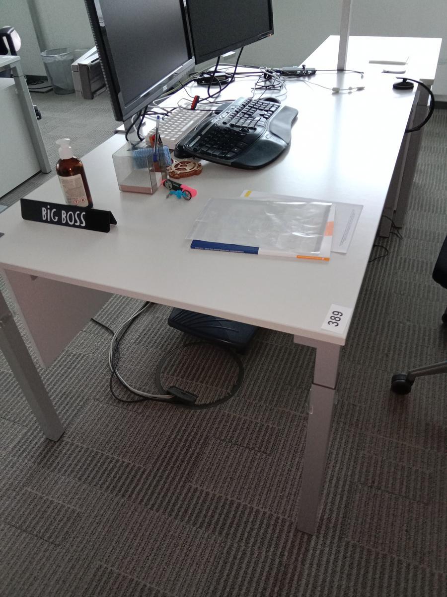 Steelcase Schreibtisch, ca. 160x90cm, weiß, ohne Rückwand, mit EDV Klappe