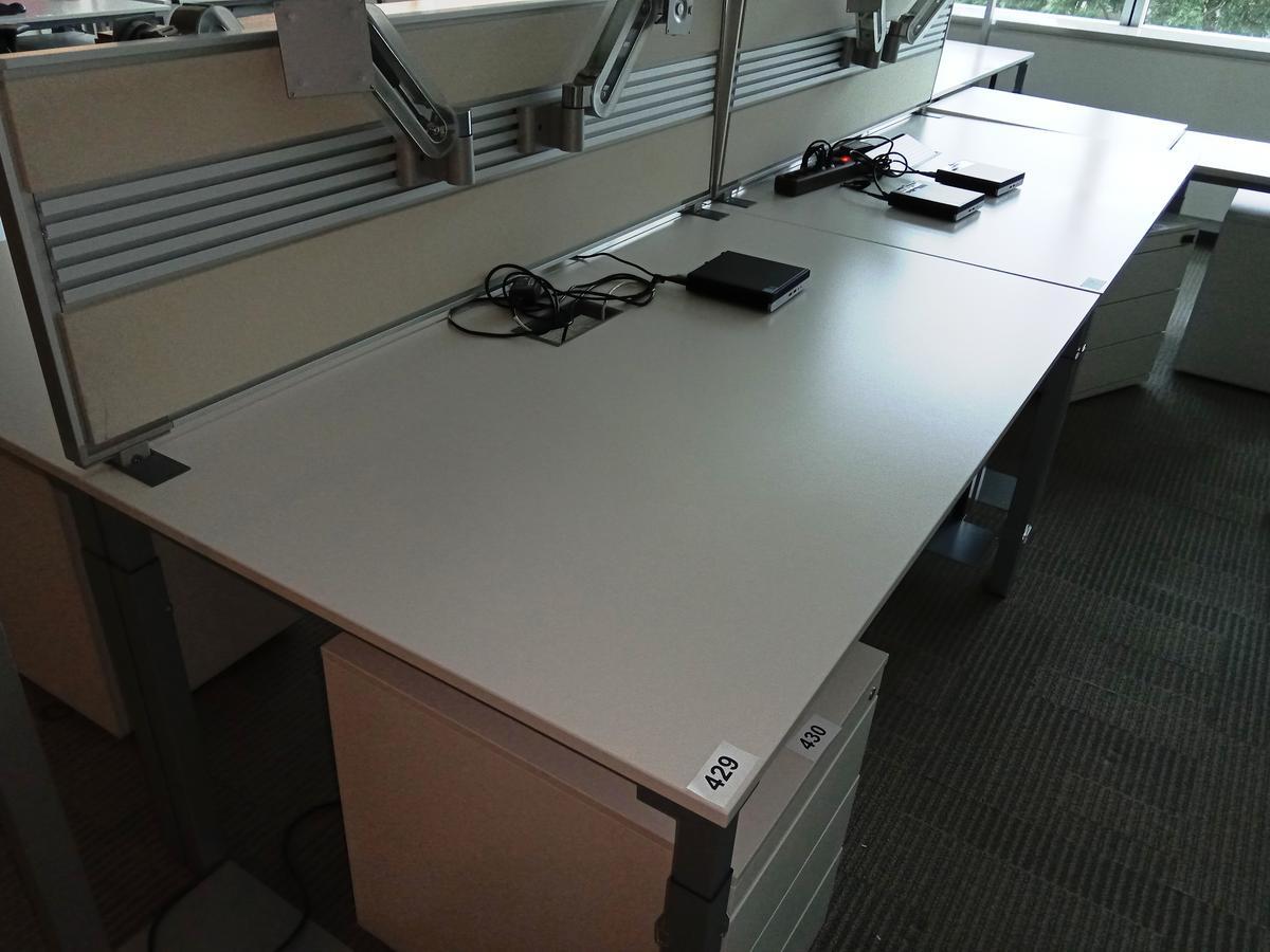 Doppelarbeitsplatz von Steelcase bestehend aus 2 Schreibtischen mit je 160x90cm, inkl. Trennwand